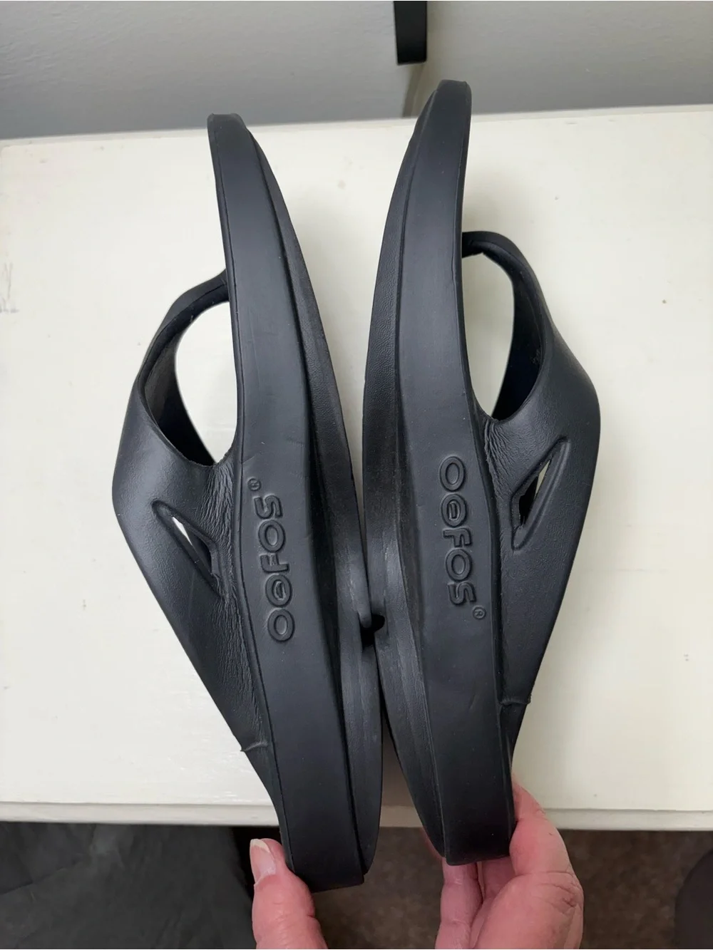 OOFOS Adults' OOriginal Recovery Sandals. Size M9/W11.
